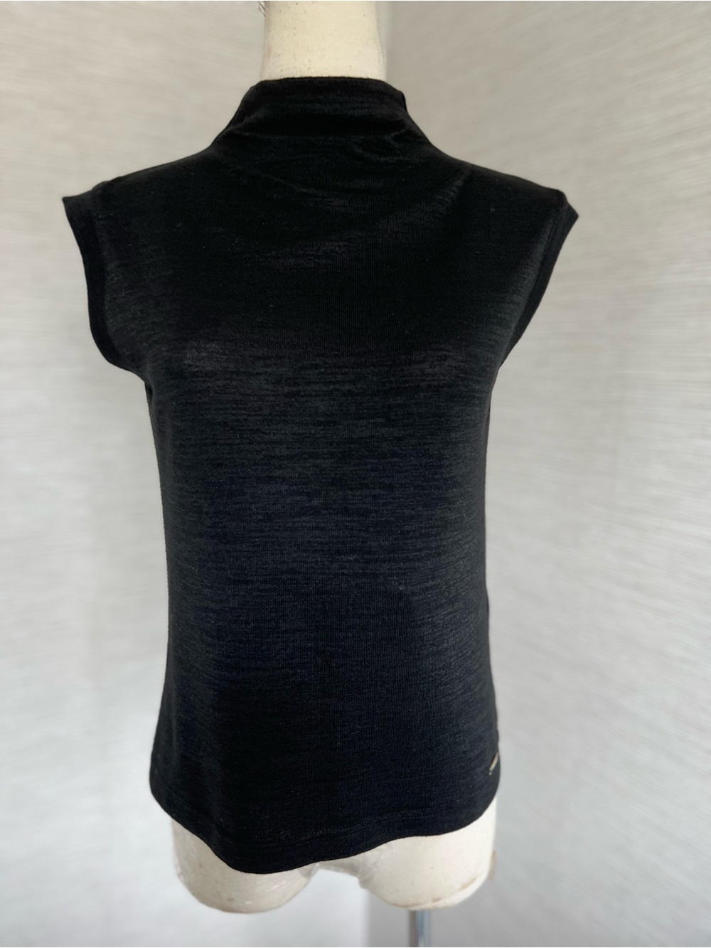 TAHARI Black Sleeveless Mock Neck Top